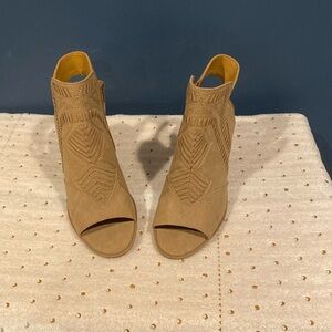 Size 6 Universal Thread Open Toe Block Herl Tan Booties - never worn